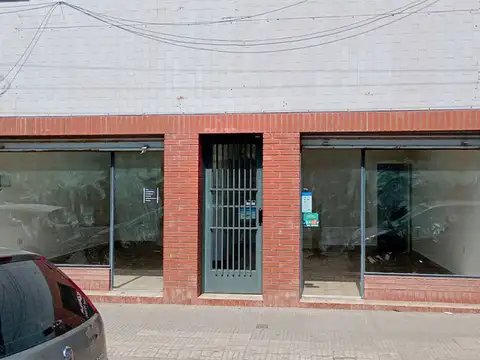 Amplio local comercial doble vidriera sobre av. arijón