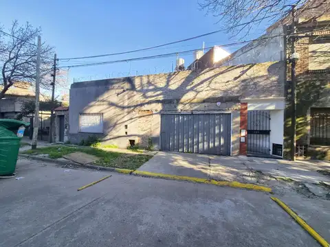Lote de terreno con cuatro cocheras cubiertas. ideal para inversión con potencial constructivo