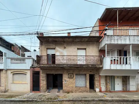 Casa a remodelar de 2 dormitorios con cochera en la zona de la terminal