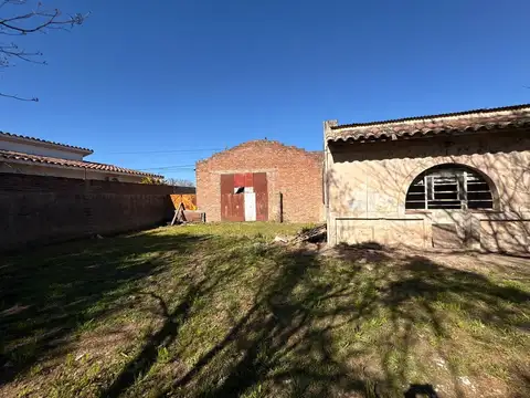 Venta de 3 galpones con casa sobre ruta 11