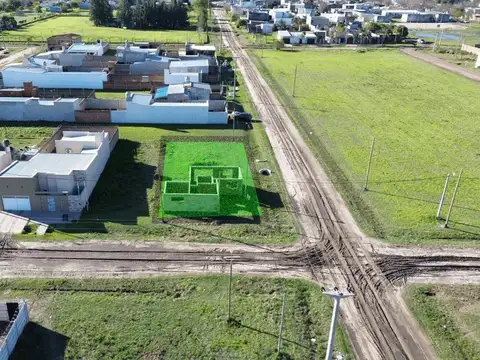 Se vende terreno con construcción al 30%.