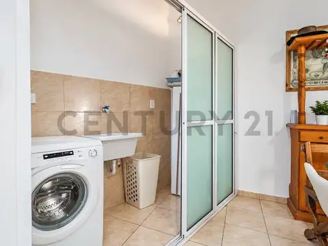 Venta de casa amplia sobre lote propio en excelente ubicación de caballito