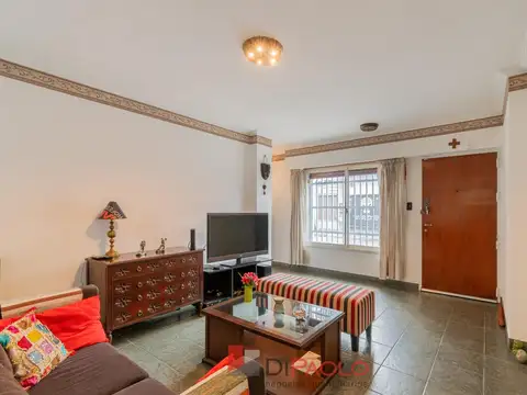 Venta casa 4 ambientes con cochera, patio y parrilla en versalles