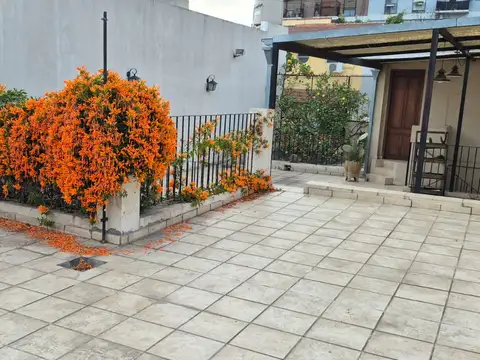 Hermosa casa de 5 ambientes en devoto ! dos patios, cochera cubierta amplia, terraza con quincho abierto