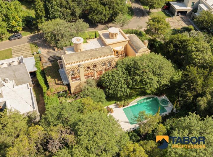 Casa · 611m² · 10 Ambientes · 4 Cocheras
