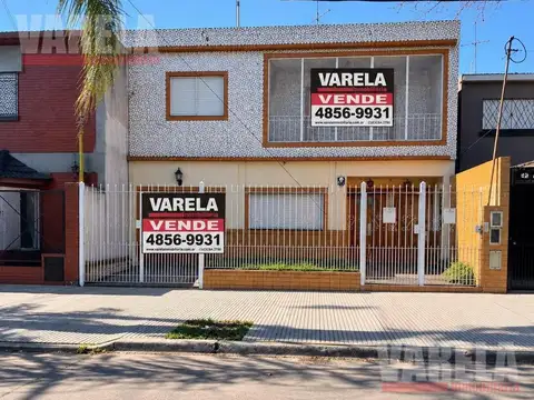 Ph 3 amb. 1° piso x escalera c/patio y parrilla en gregorio laferrere 7400 u$s 115.000