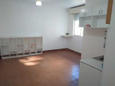 Alquiler monoambiente  luminoso en boedo piso alto