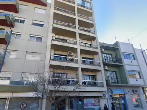Monoambiente al frente con balcón.