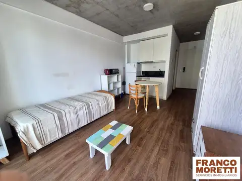 Monoambiente amueblado con balcón en barracas