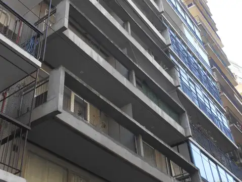 Amplio monoambiente apto profesional al frente sobre av. las heras