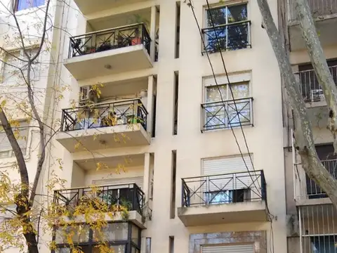Excelente dpto 2 amb. al contrafrente en edificio de categoría.