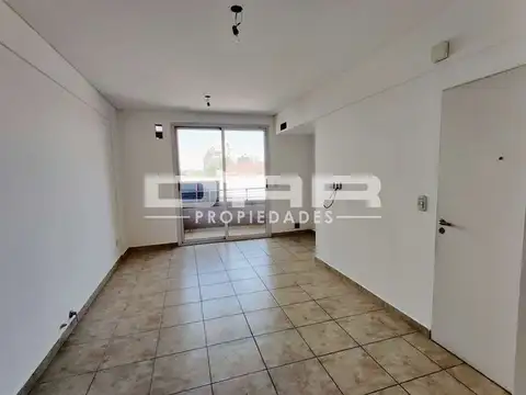 Alquiler semipiso de 2 ambientes con balcón al frente