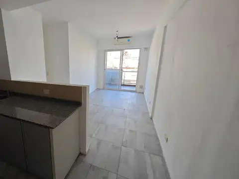 Depto 2 amb con balcón frente y cochera amenities