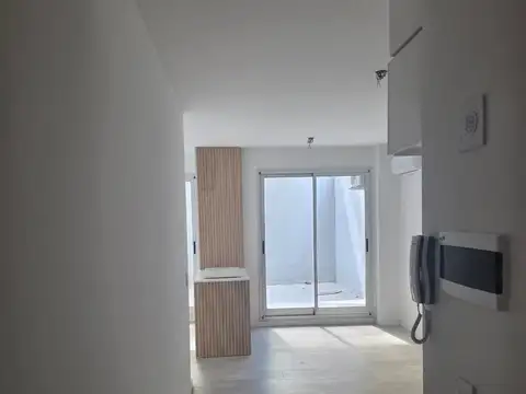 Excelente depto. 1 amb. y 1/2, antiguedad ,2 años, patio de 15mts.