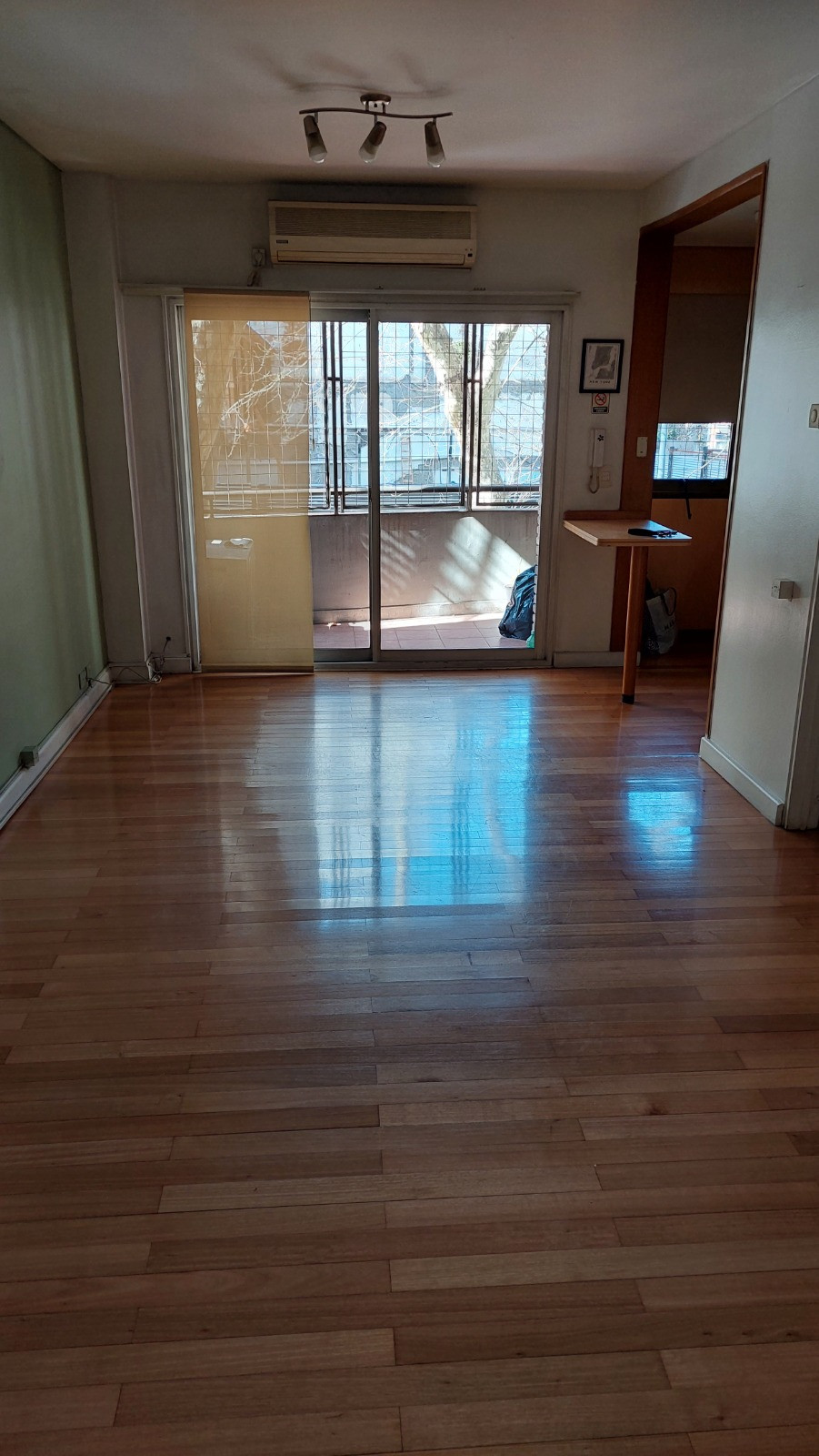 2 ambientes de (45m2)  luminoso, con balcon al frente , listo para avitar