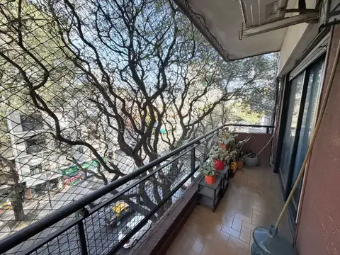 Alquiler de departamento 3 ambientes  con  balcón al frente en chacarita, capital federal