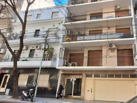 Semipiso 4 amb.al contra frente, 2 baños, comedor diario y espacio guarda auto cubierto
