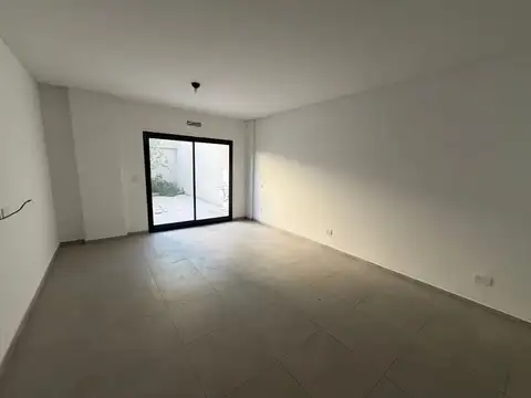 Departamento en alquiler con patio en lugano