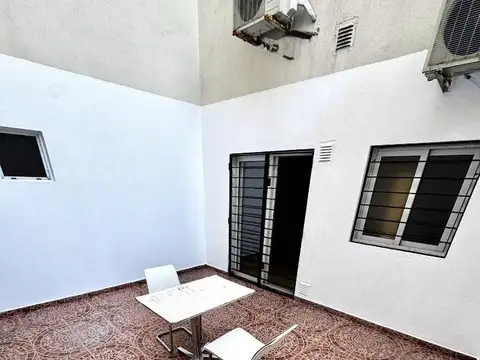 Departamento de 2 ambientes con balcon, patio y cochera
