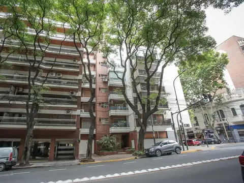 2 ambientes al frente con balcón, cochera y baulera sobre av. pedro goyena