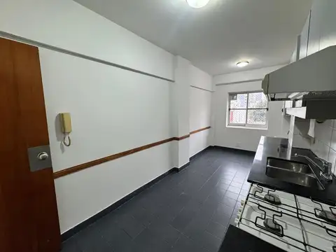 Departamento 2 ambientes con 2 balcones y cochera