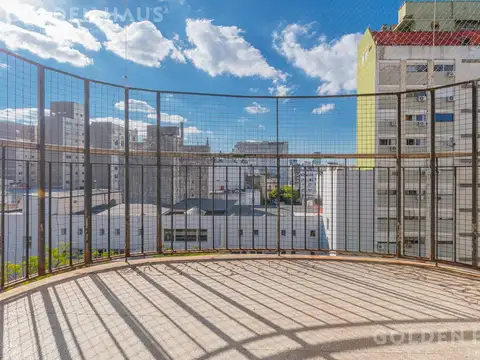 Semipiso al frente con balcón y orientación norte – súper luminoso