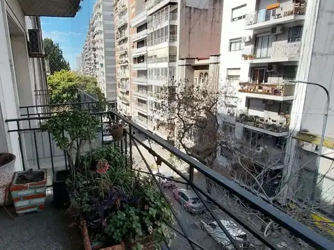 Departamento 4 ambientes al frente con balcón.