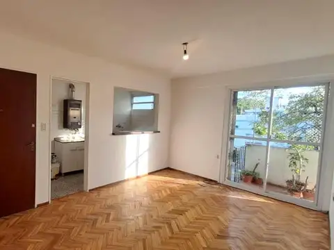 Alquiler departamento 3 ambientes con terraza común por escalera en coghlan