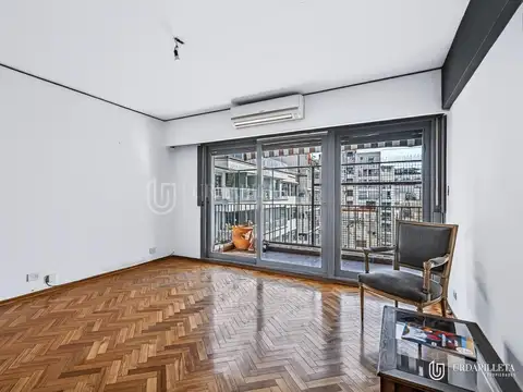 Piso alto muy luminoso con balcón y cochera en recoleta