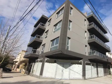 Excelente semi pisos de 3 amb. al frente con balcon a estrenar a una cuadra de plaza banff