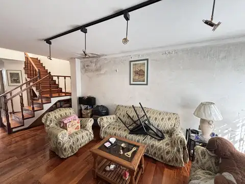 Hermoso duplex en parque chacabuco, con 244 mts cubiertos y gran patio con parrilla