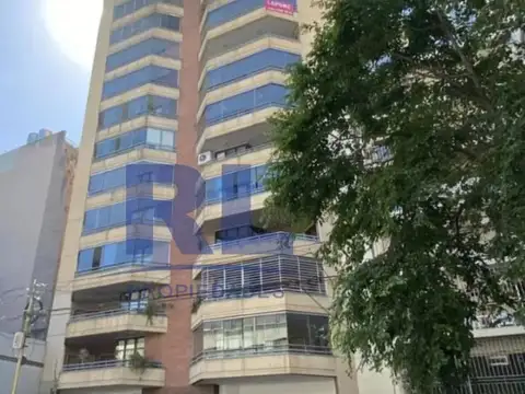 Departamento de 4 ambientes con dependencia cochera fija y baulera