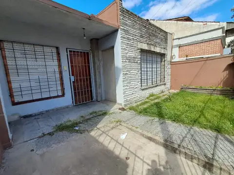 Ph de dos ambientes al frente con entrada de auto