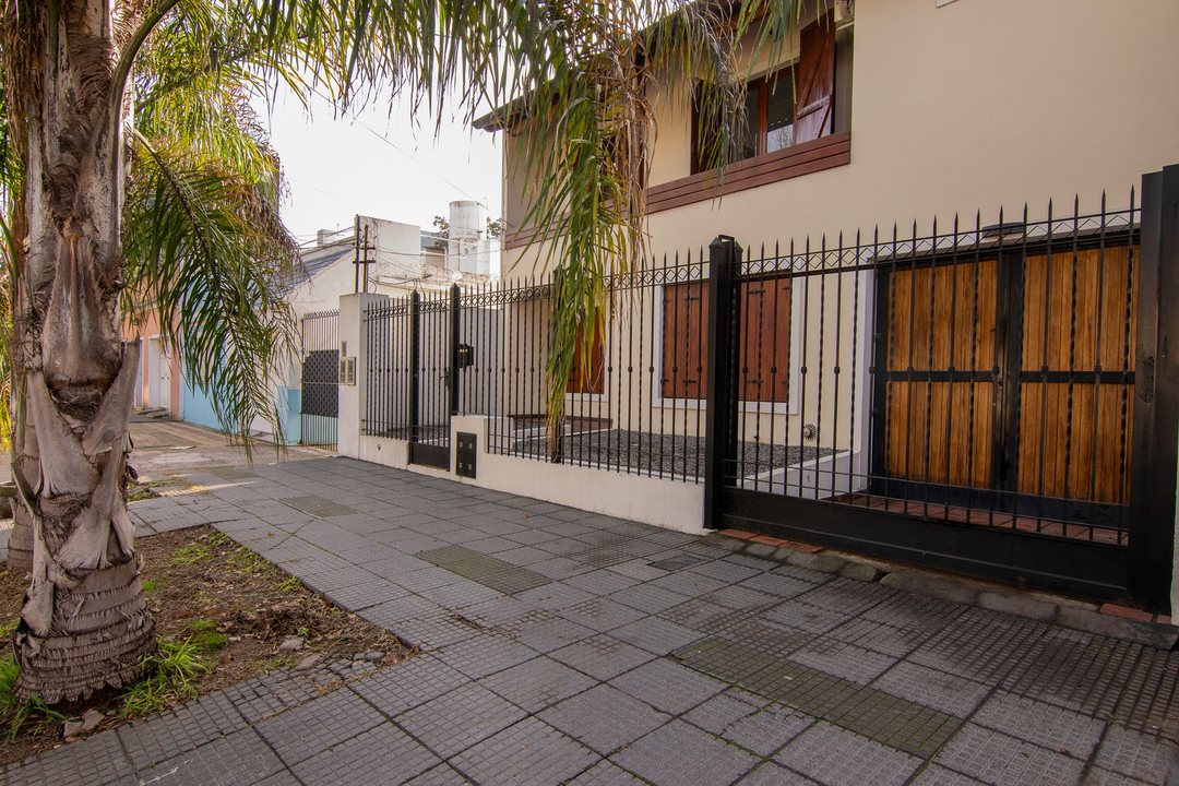 CASA EN VENTA. MORÓN. 3 HABITACIONES. PILETA