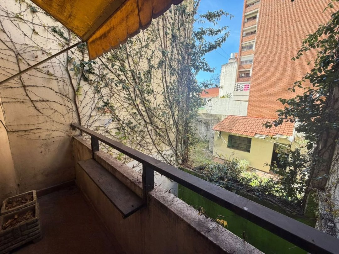 Venta dpto. 3 amb. con balcón en Flores