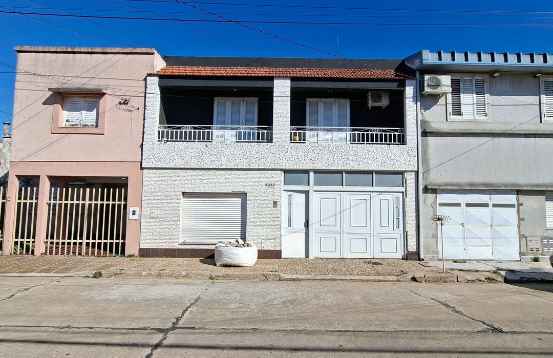 CENTA CASA 3 DORM CON COCHERA Y PATIO B° Ciudadela