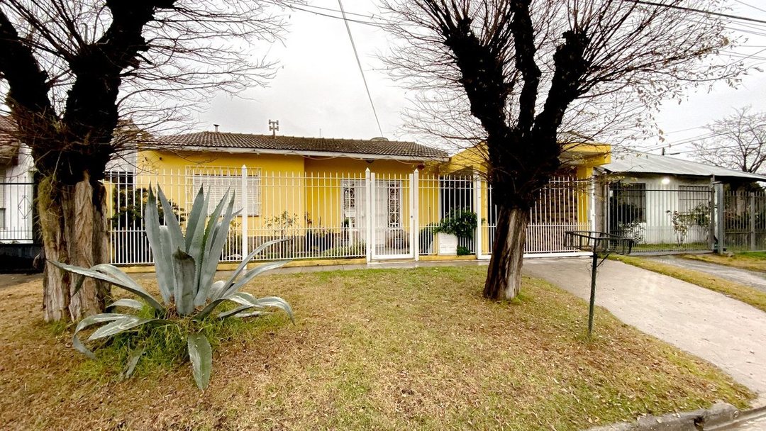 VENTA CASA 3 AMBIENTES CON QUINCHO Y PARQUE
