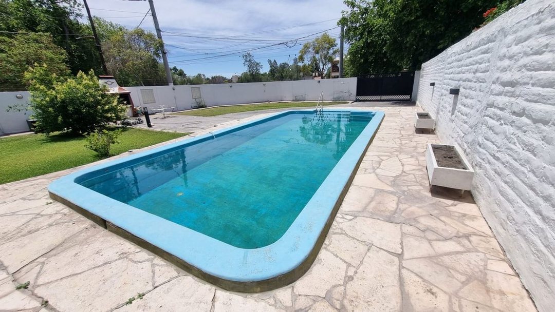 VENTA - Casa en Rivadavia c/Pileta. 3 Dormitorios.