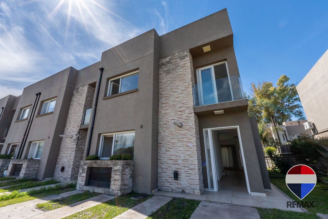 VENTA CASA TIPO DUPLEX 4 AMBIENTES LAGOON PILAR