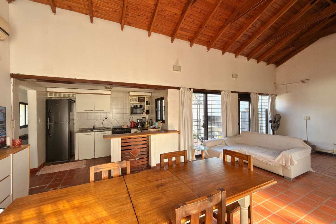 Casa en venta 2 dormitorios con jardín y cochera