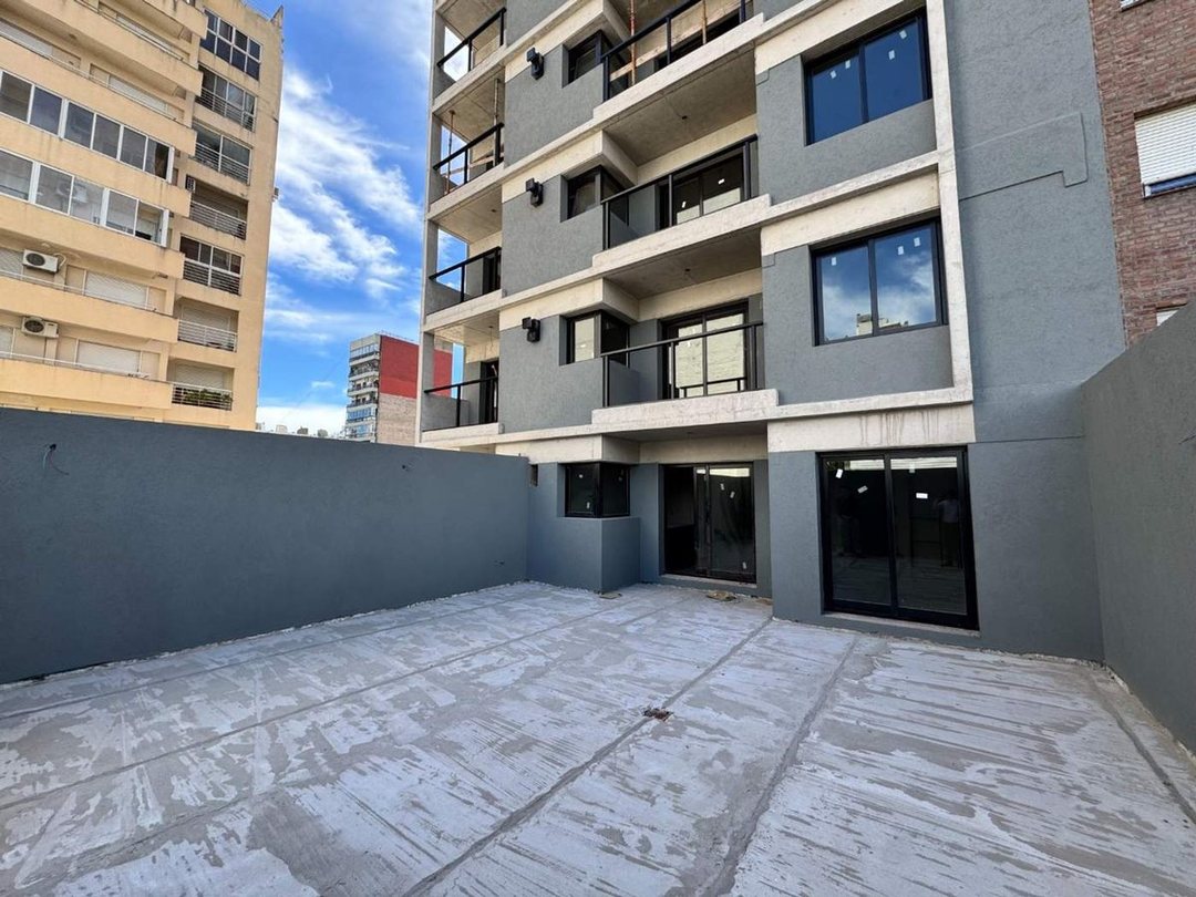 DEPTO DE 1 DORMITORIO EN VENTA ABASTO CON PATIO