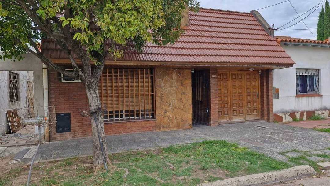 Casa en venta R. Escalada, con jardin. gran tamaño