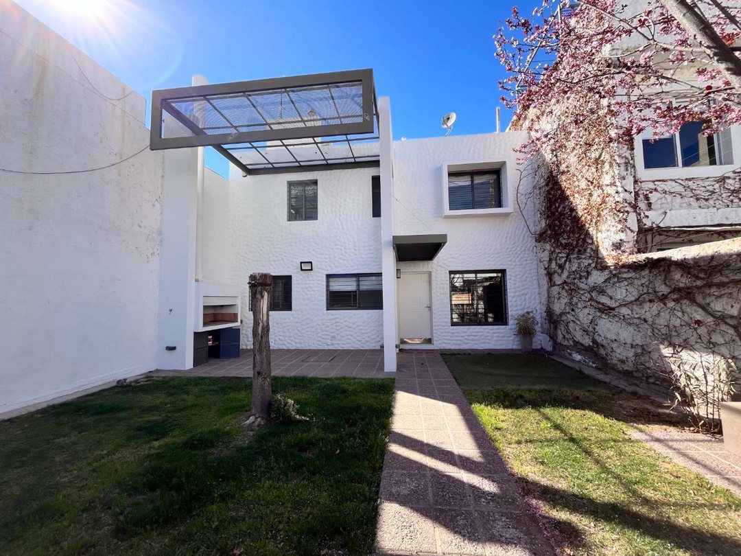 Alquiler duplex con amplio patio en callejon priv