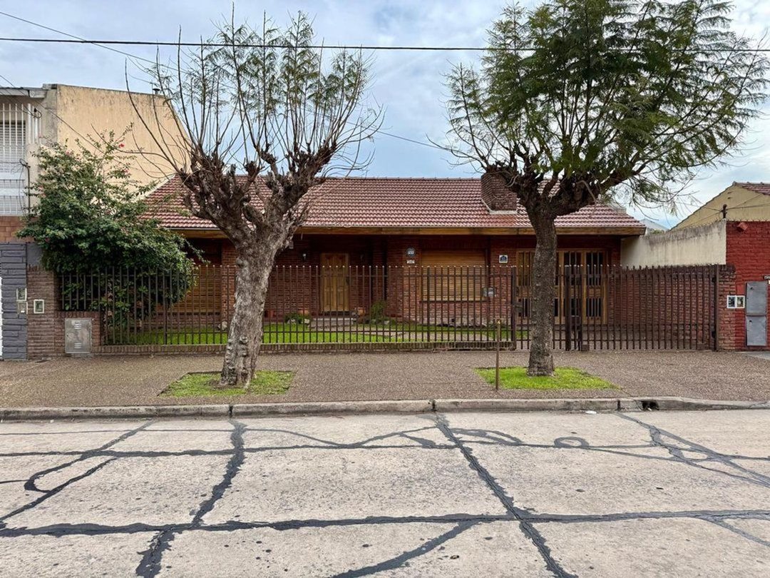 VENTA CASA 6 AMBIENTES JARDIN GARAGE V LUZURIAGA