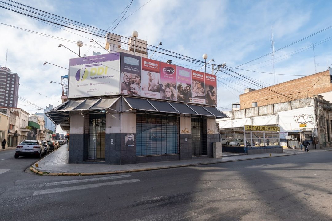 Gran inmueble con 2 locales comerciales y vivienda
