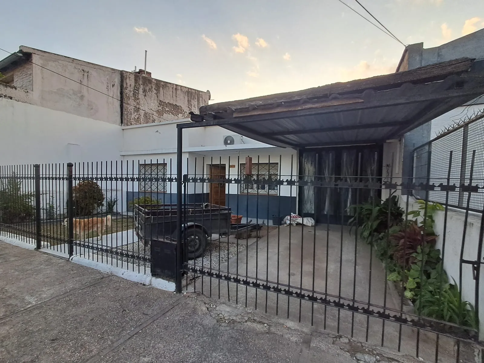 Casa en venta en B° Los Plátanos – 2 dormitorios, cochera, quincho y amplio patio