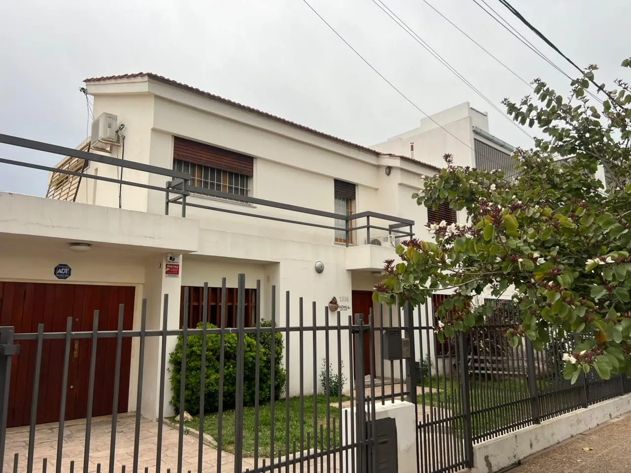 EXCELENTE UBICACIÓN CASA 4 DORMITORIOS 3 BAÑOS - JARDÍN
