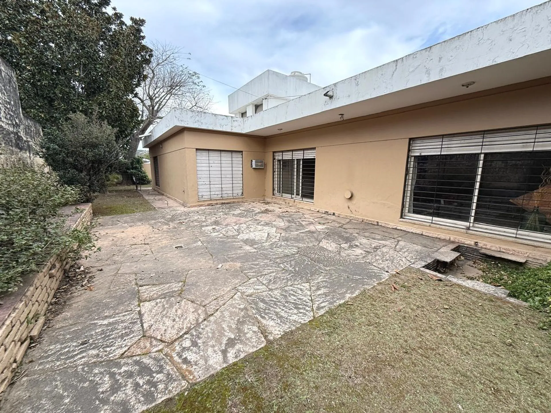 CASA + DEPARTAMENTO LA CALERA CORDOBA 3 DORMI APTO CREDITO COCHERA PATIO QUINCHO VENTA
