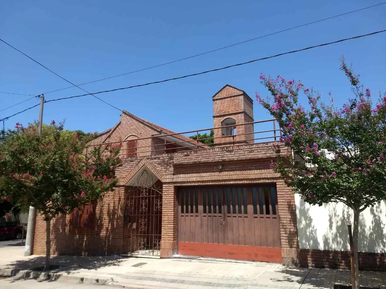 ALQUILO CASA 4D. CATEGORIA / COCHERA TRIPLE $24500