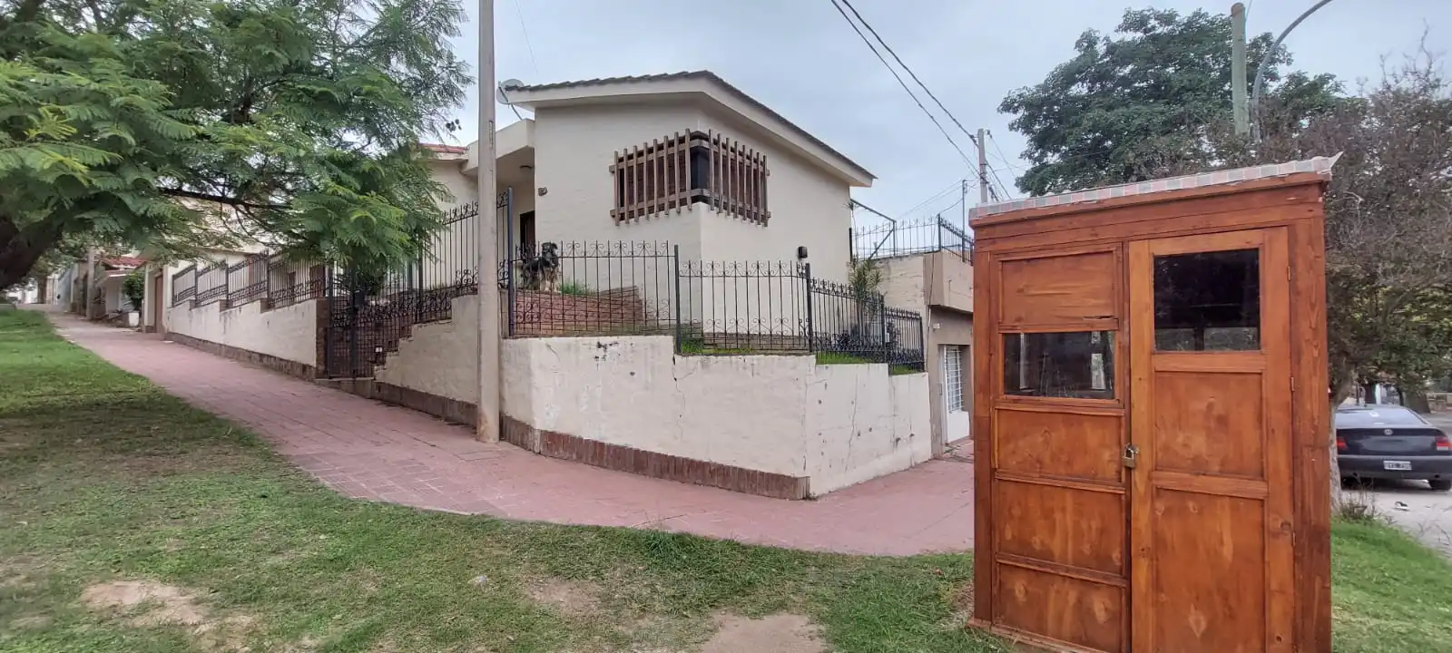 VENDO CASA ESQUINA 4D. CATEGORIA / COCHERA.